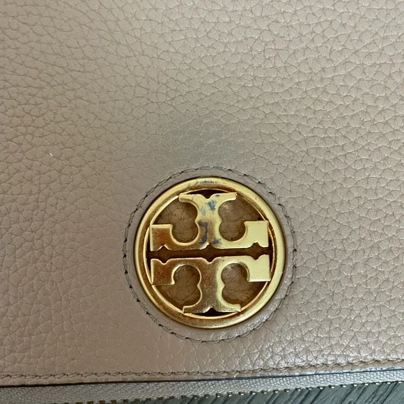 Tory Burch Beige Pebbled Leather Wallet with Gold Logo - Picture 10 of 15
